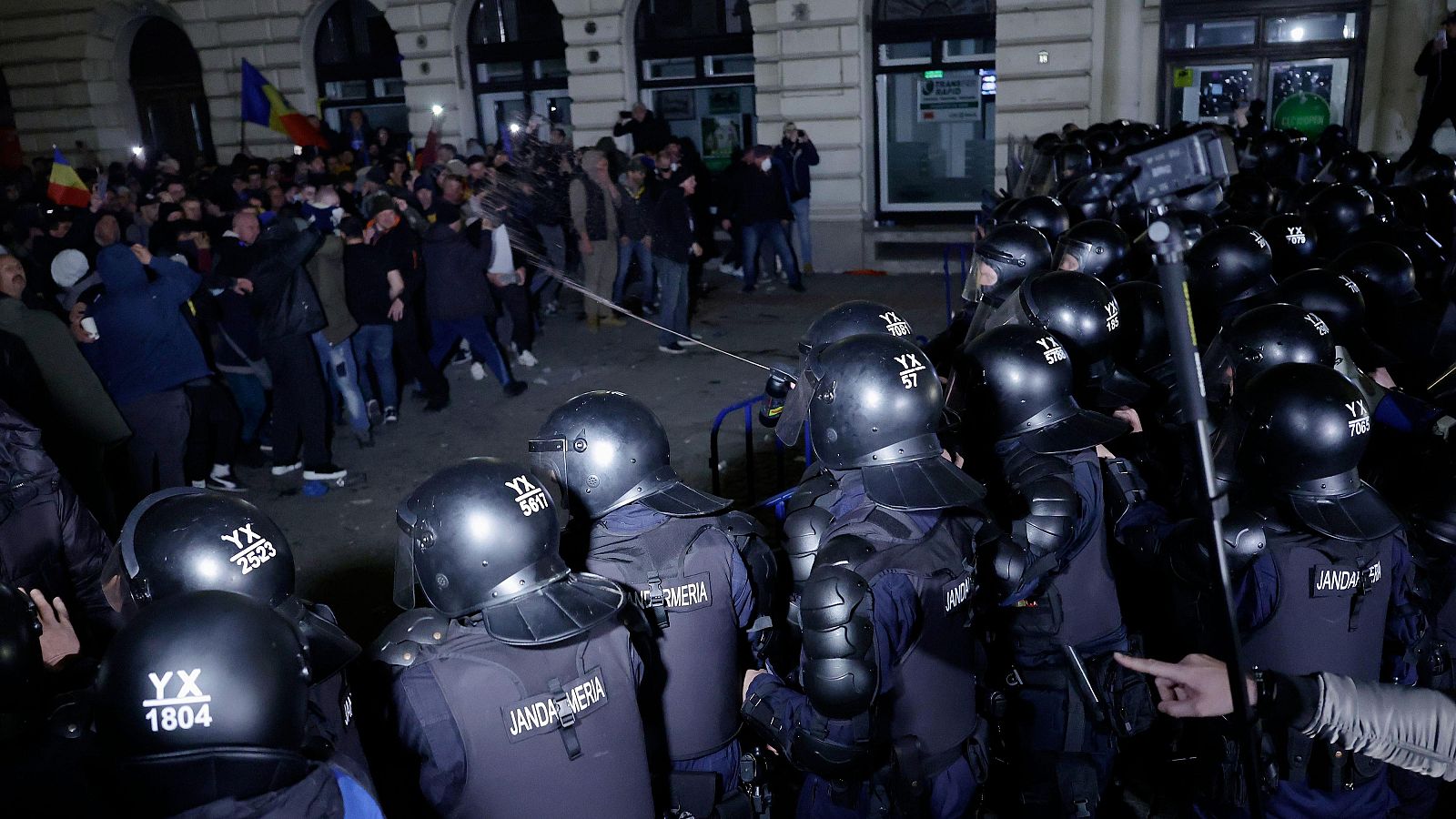 La inhabilitación de la candidatura de Georgescu deja incidentes en Rumanía con varios policías heridos