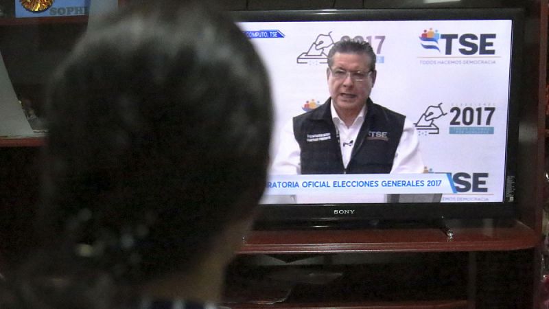 El oficialismo hondureño rechaza repetir las elecciones mientras la oposición se reafirma en el fraude electoral