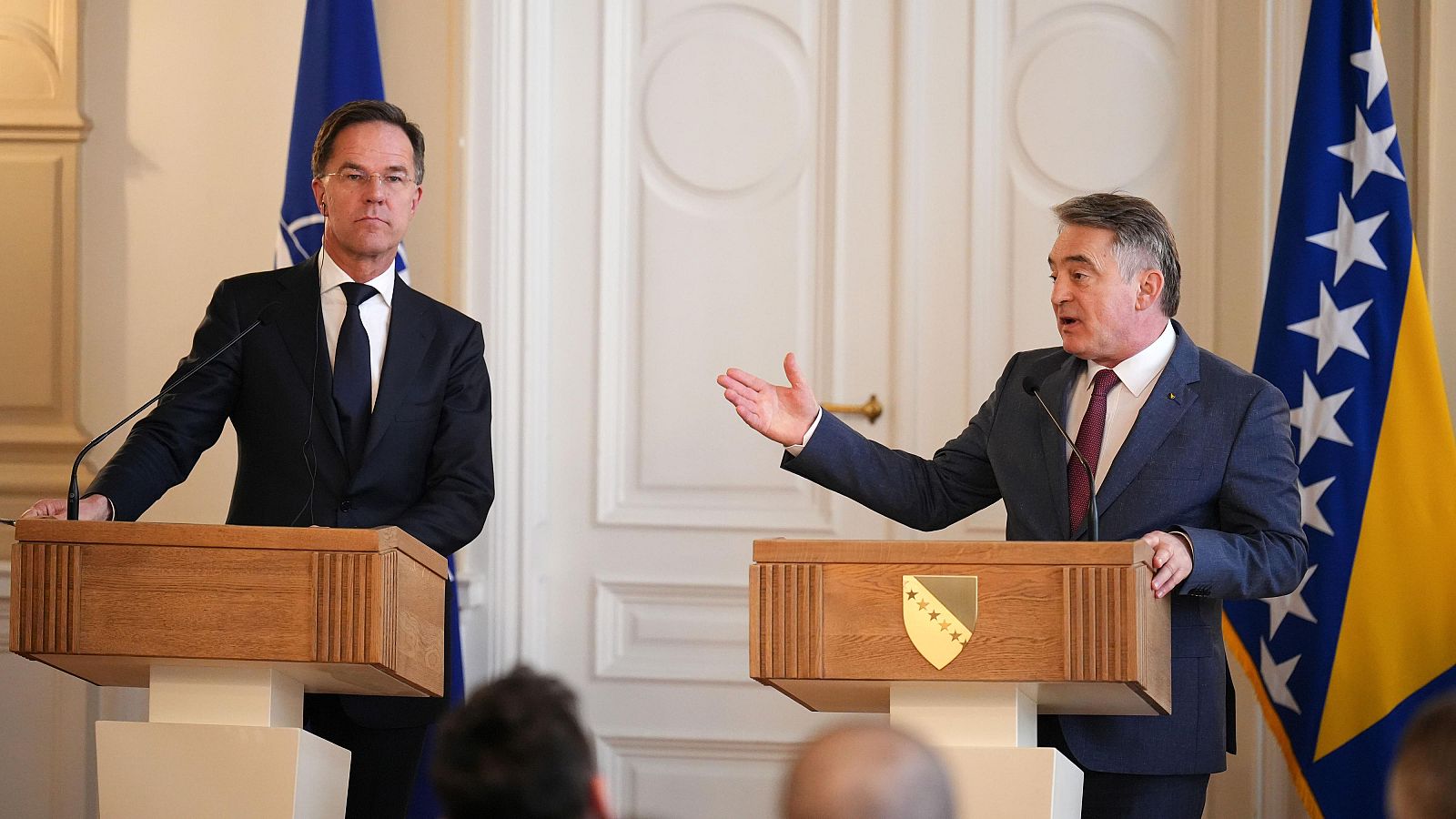 El miembro de la Presidencia tripartita de Bosnia y Herzegovina, Zeljko Komsic (D), y el Secretario General de la OTAN, Mark Rutte, durante una conferencia de prensa