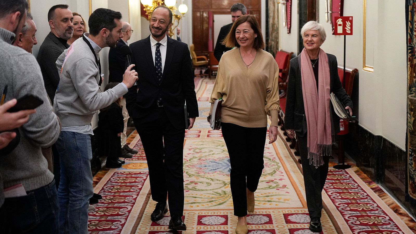La presidenta del Congreso, Francina Armengol, junto a los miembros de la mesa Alfonso Rodríguez Gómez de Celis y Isaura Leal
