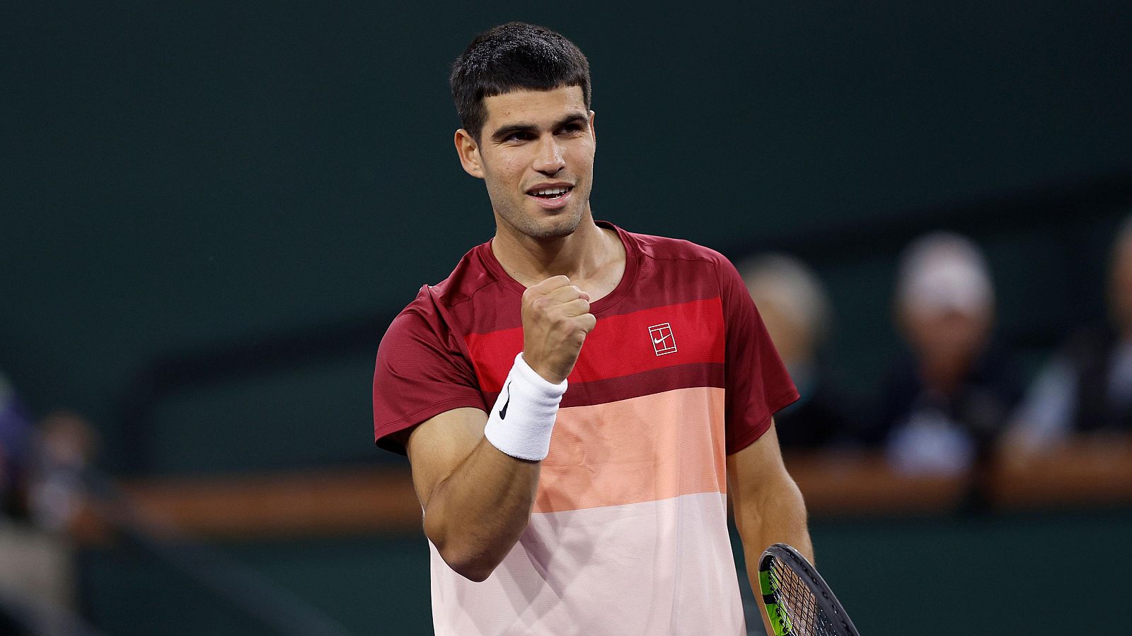 El tenista Carlos Alcaraz tras ganar el punto de partido ante el canadiense Denis Shapovalov en Indian Wells