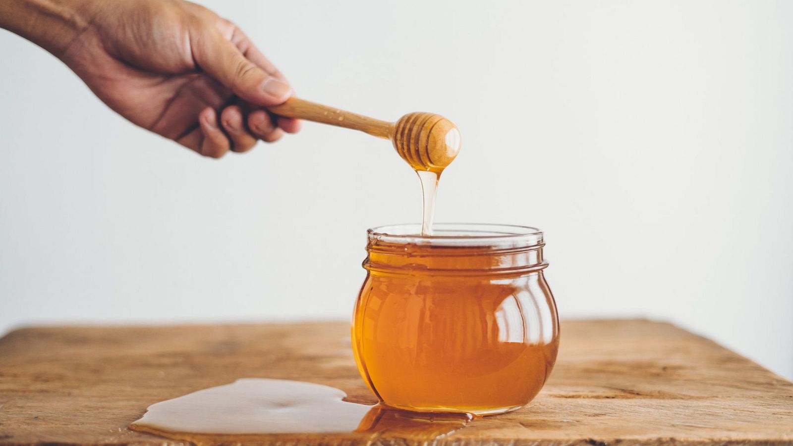 La miel tiene propiedades antibacterianas y antioxidantes que han sido aprovechadas desde la antigüedad.