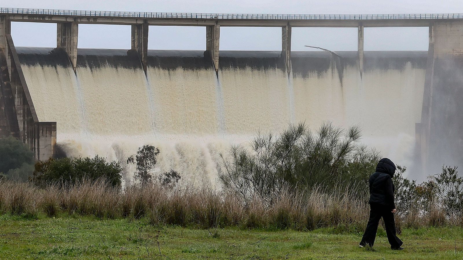 Embalse de El Gergal en Guillena (Sevilla), que desembalsa agua tras alcanzar el limite de su capacidad