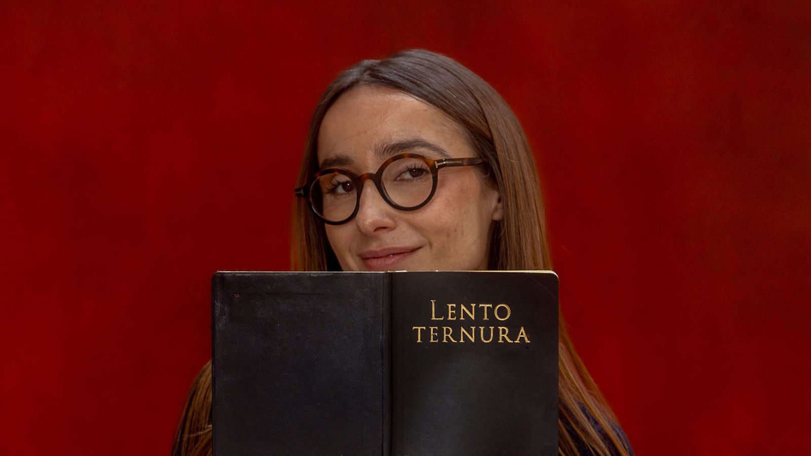 Zahara posa con su disco 'Lento ternura', donde refleja la sensibilidad emocional de su música.