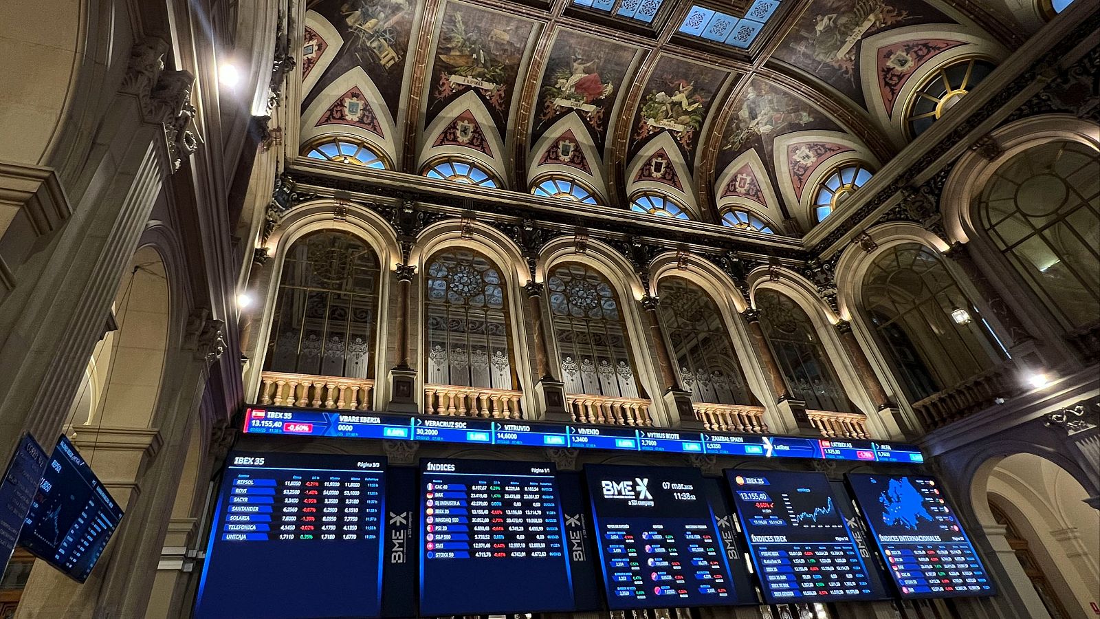 Las bolsas europeas sortean con altibajos el temor a la recesión en EE.UU. tras las pérdidas del lunes