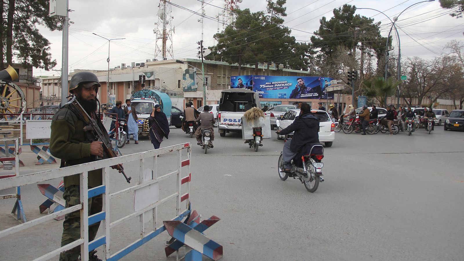 Atacan un tren con centenares de personas a bordo en Pakistán