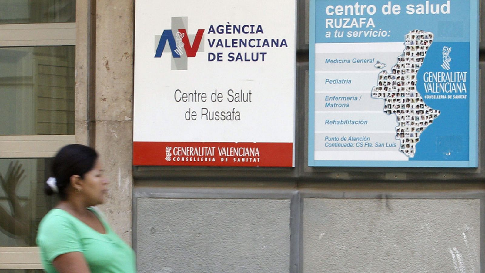 Una mujer pasa por delante de un centro de salud en Ruzafa