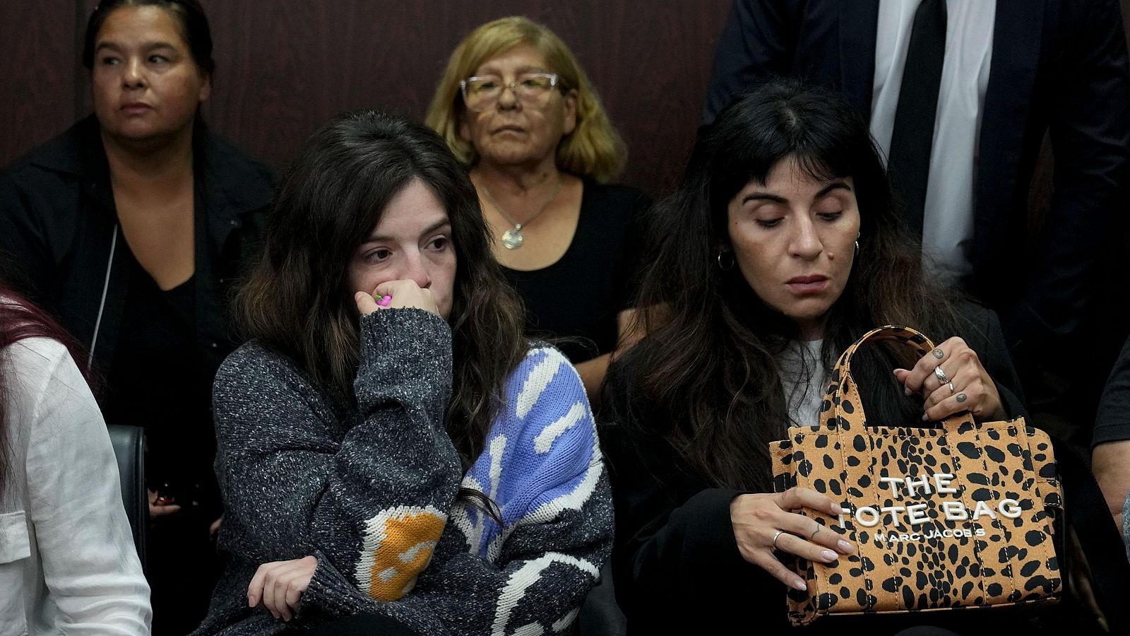 Dalma y Gianinna Maradona, en un momento de la primera jornada del juicio por la muerte de su padre.
