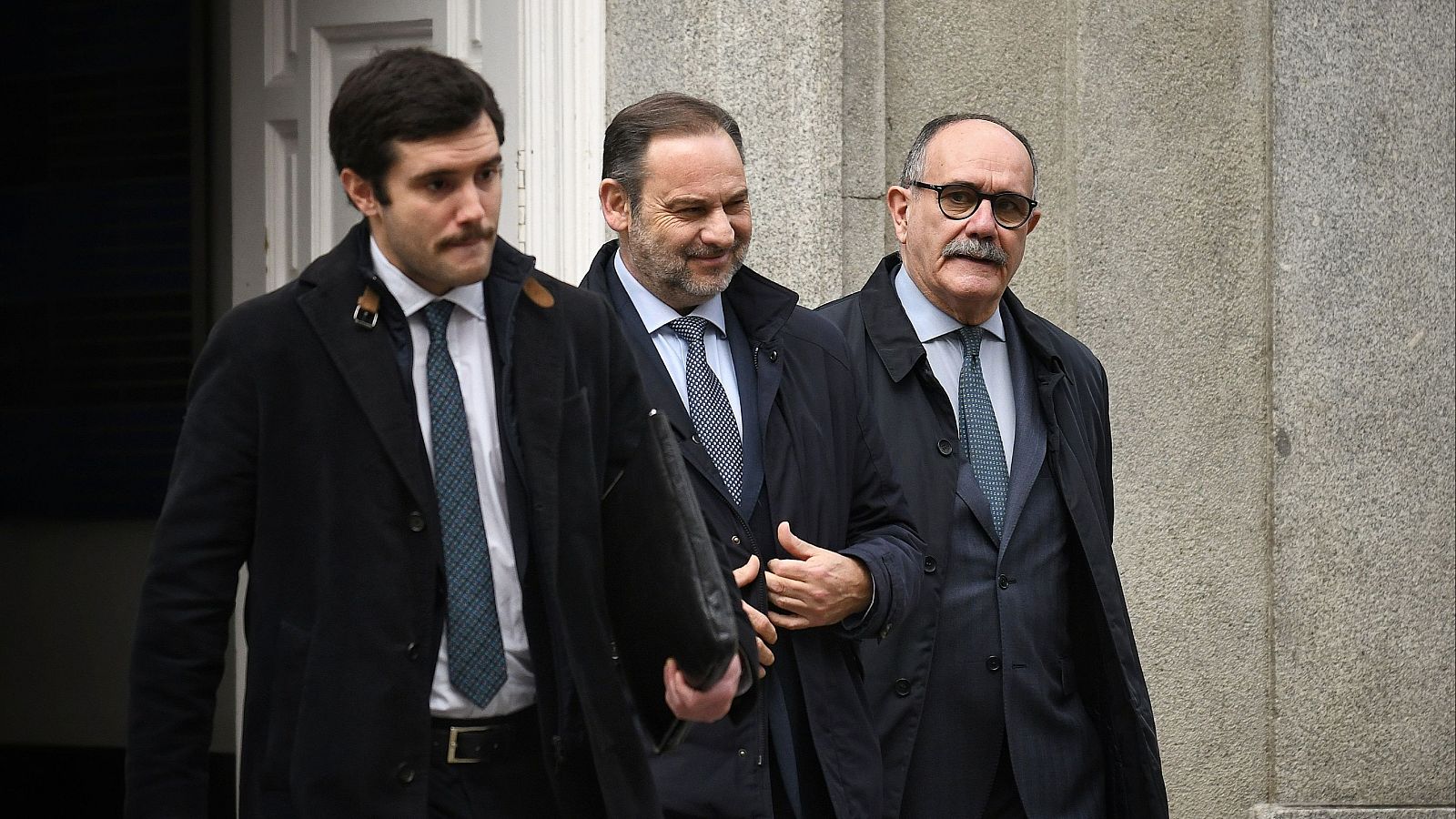 El ex ministro de Transportes José Luis Ábalos (c) a la salida del Tribunal Supremo