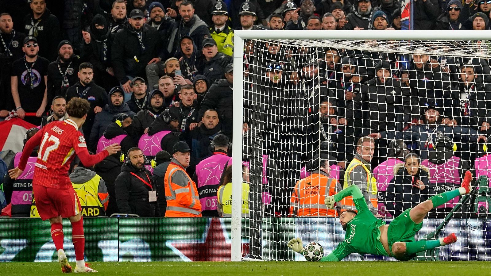 Donnarumma ataja el último penalti lanzado por Curtis Jones en la tanda de penaltis de vuelta de Octavos