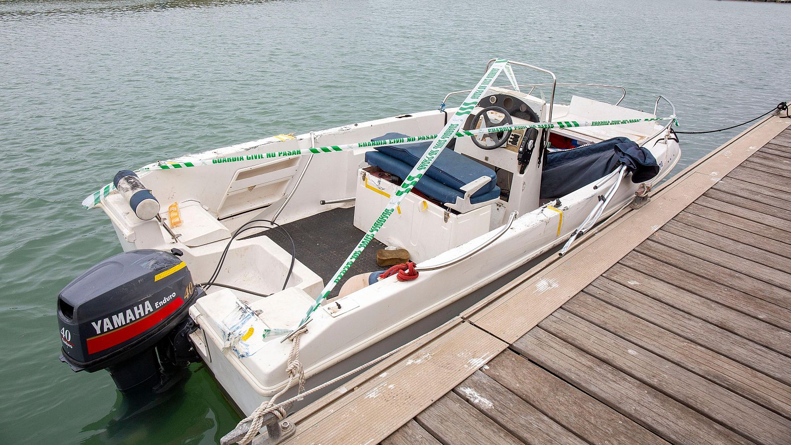 Imagen de archivo de una lancha precintada por la Guardia Civil en Barbate, Cádiz