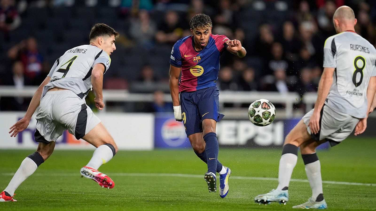 Lamine Yamal, en el golpeo preciso de su gol ante el Benfica