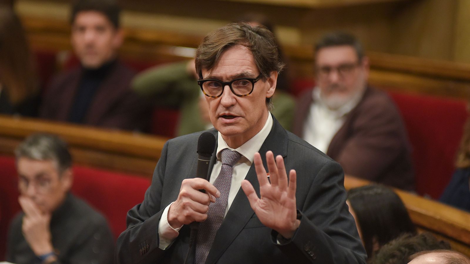 El president de la Generalitat, Salvador Illa, compareix a la sessió de control del Parlament