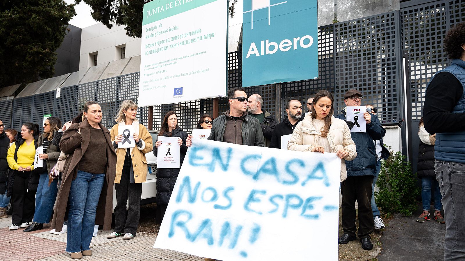 Protesta por el asesinato de una educadora social en un centro de menores.  Manifestantes con pancartas y lazos negros exigen mejores condiciones laborales y seguridad.