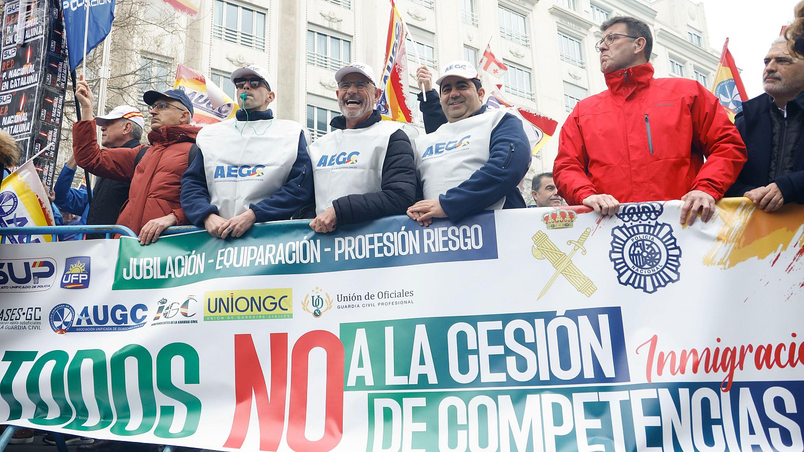 Una decena de sindicatos policiales y asociaciones de guardias civiles se concentran a las puertas del Congreso
