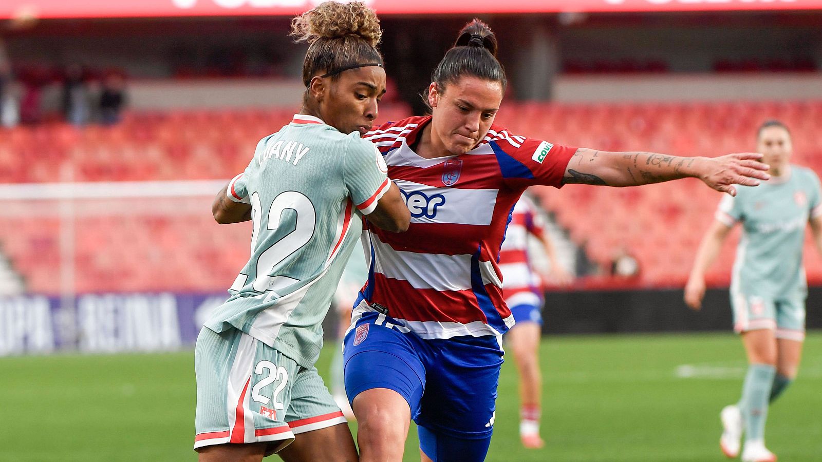 La defensa del Granada Alba Pérez (d) disputa un balón ante la delantera brasileña del Atlético Luany este miércoles, durante el primer partido de semifinales de la Copa de la Reina en el estadio Los Cármenes