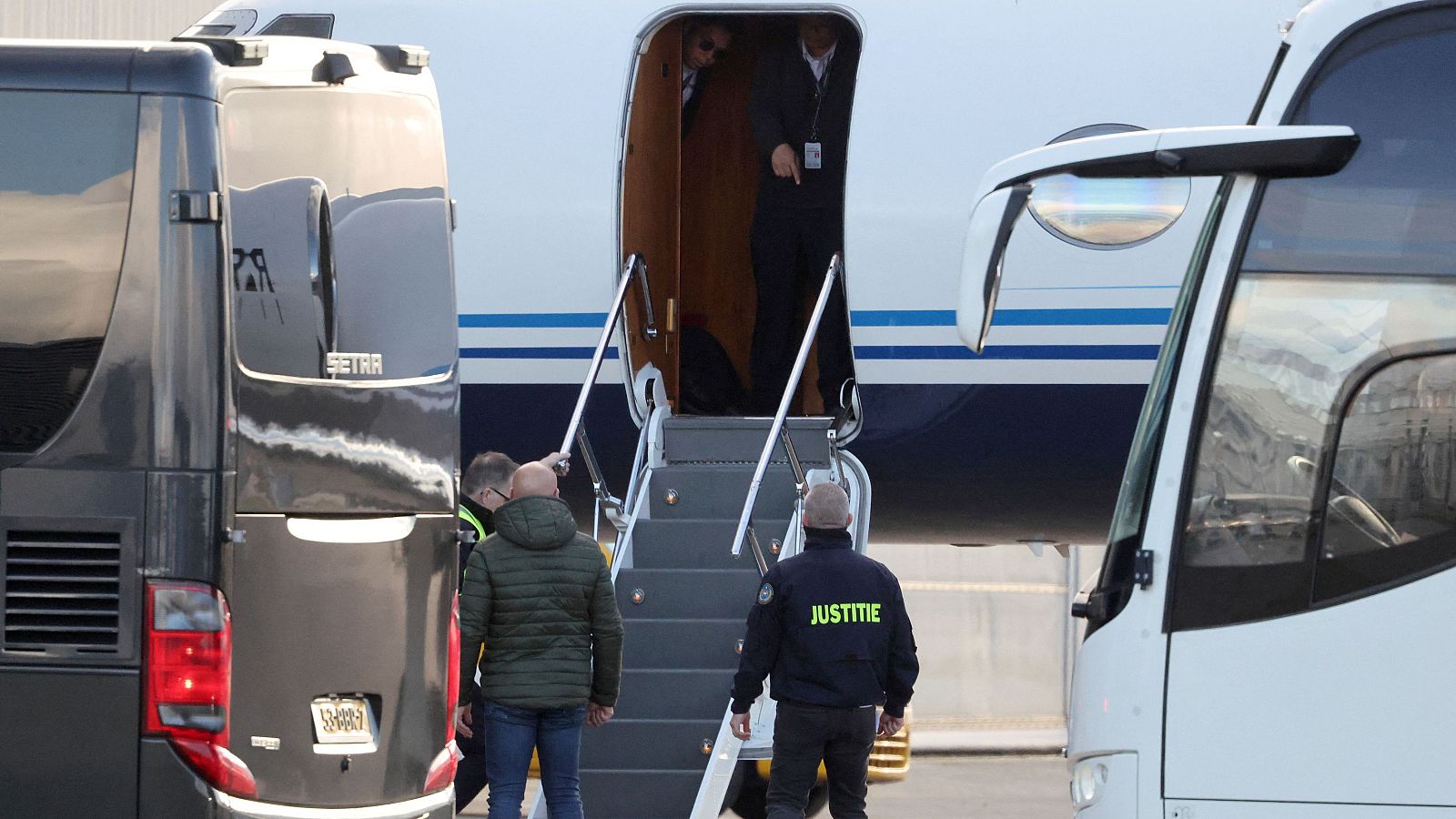 Agentes del orden frente al avión que transporta al expresidente filipino, Rodrigo Duterte, a su llegada al aeropuerto de Róterdam-La Haya