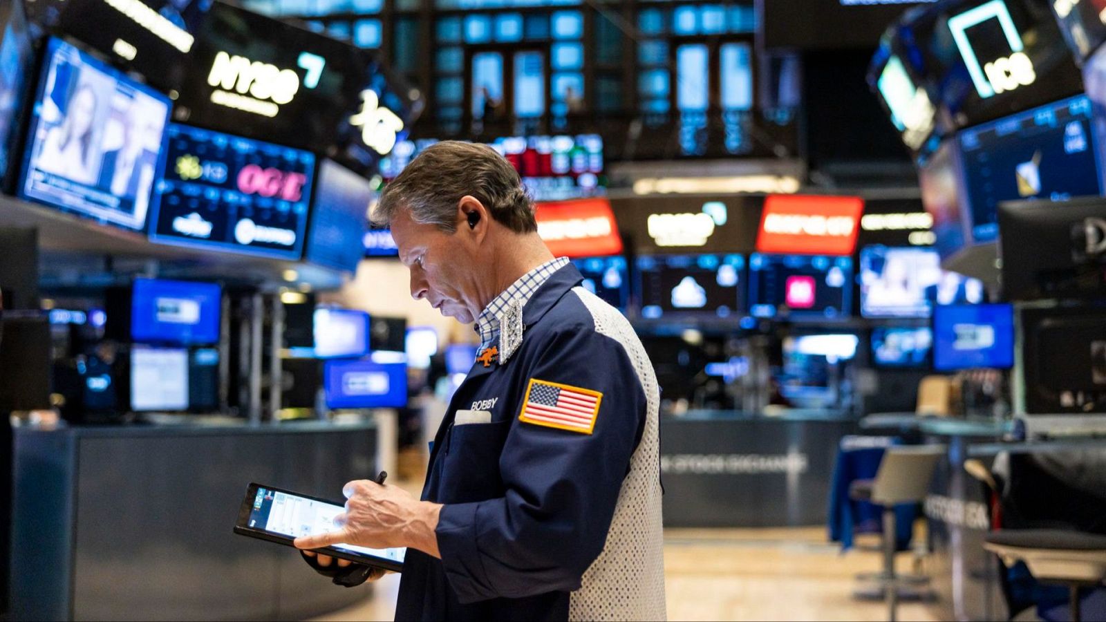 La bolsa española baja el 0,57 % y se aproxima a 12.800 puntos lastrada por Inditex