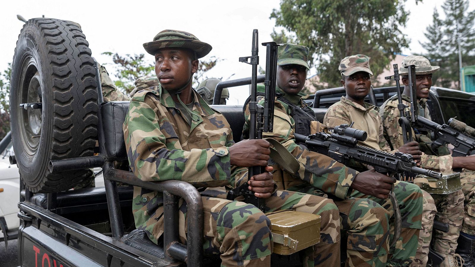 Rebeldes del M23 sentados en un camión en el cruce fronterizo de Goma-Gisenyi Grande Barrie