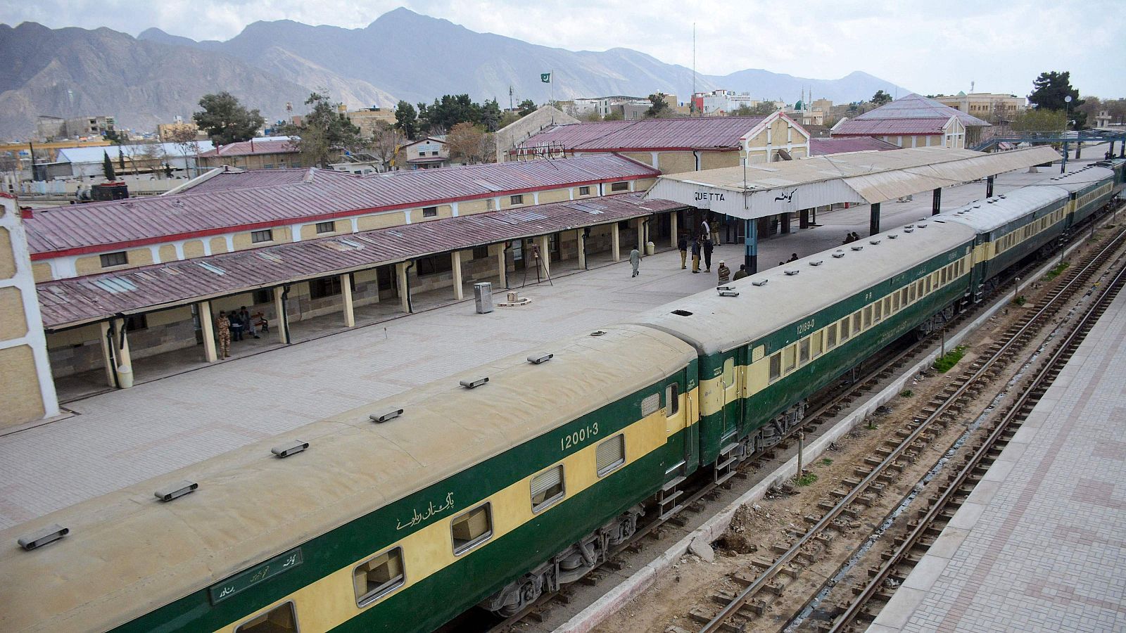Un tren que transporta ataúdes vacíos al lugar del ataque, en una estación de ferrocarril de Quetta, el 12 de marzo de 2025.