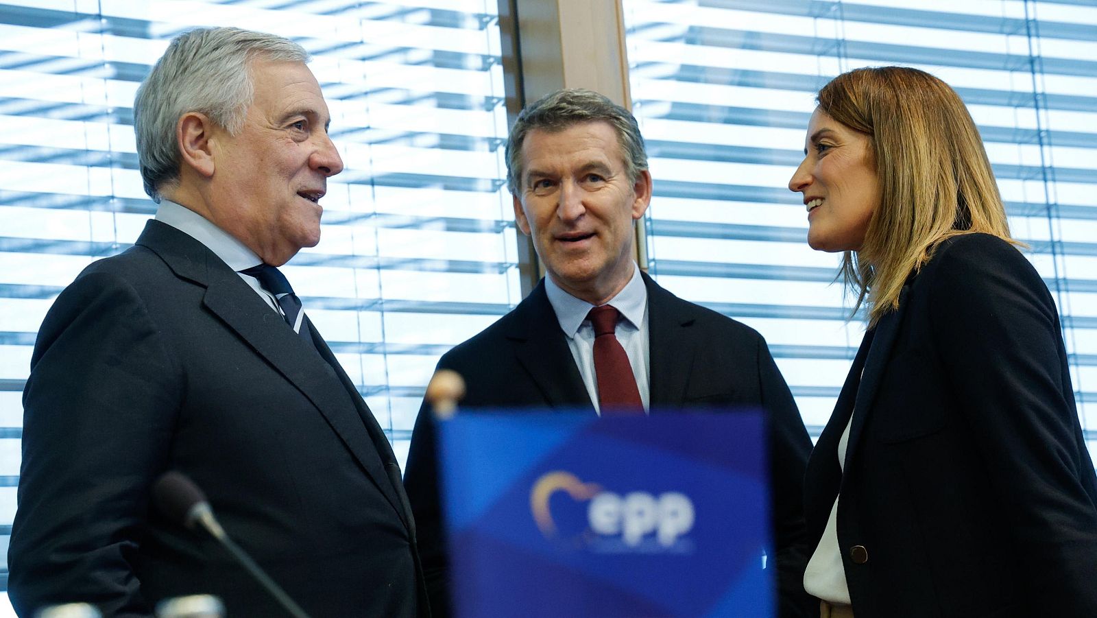 Alberto Núñez Feijóo junto a Antonio Tajani, ministro de Exteriores de Italia, y Roberta Metsola, presidenta del Parlamento Europeo
