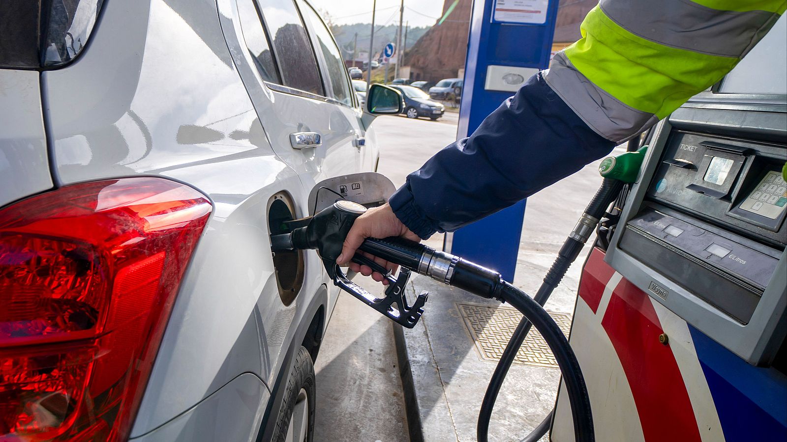 El precio de los carburantes baja por tercera semana consecutiva y se coloca en niveles de principios de año