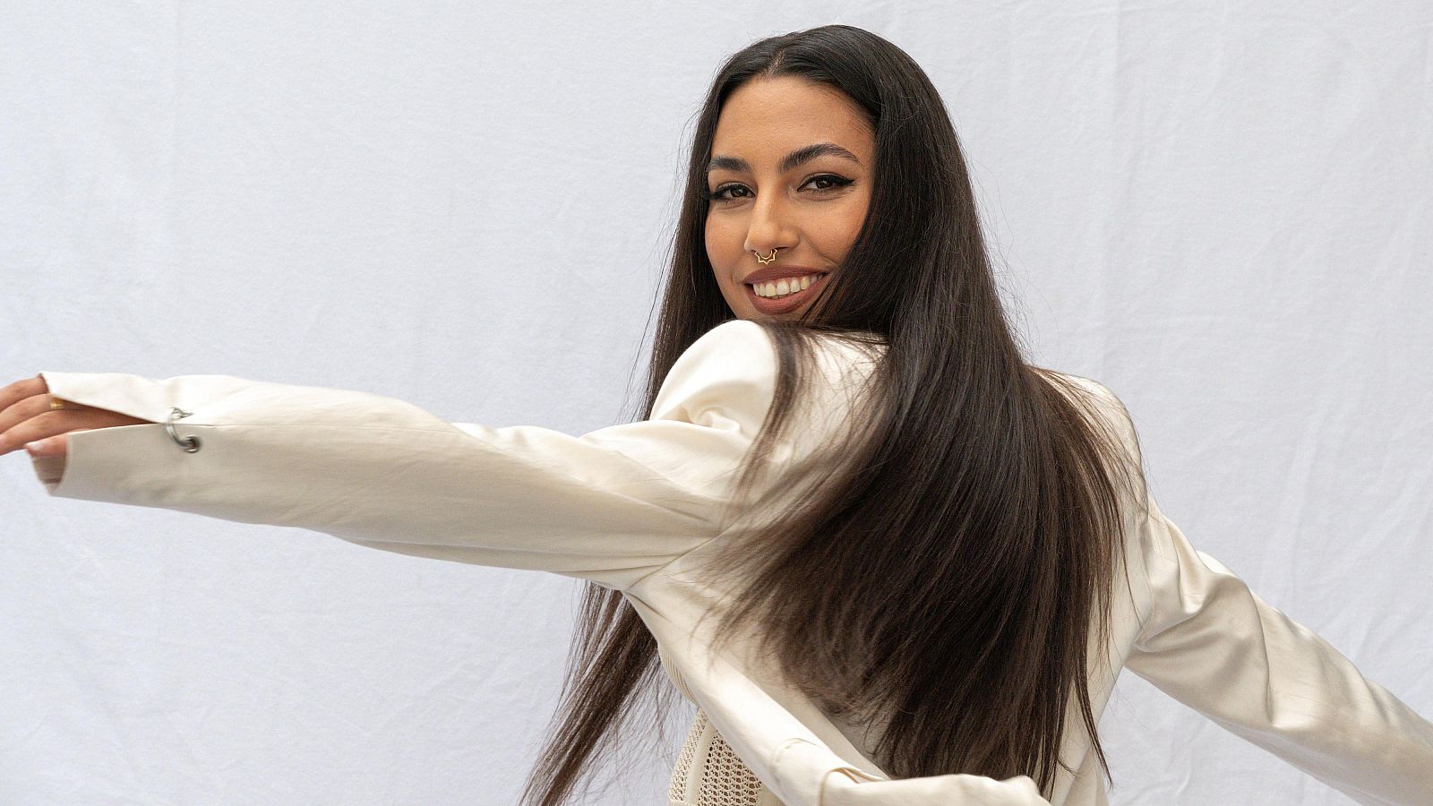 María José Llergo convierte en salsa el "Cómo ronea" de Las Chuches