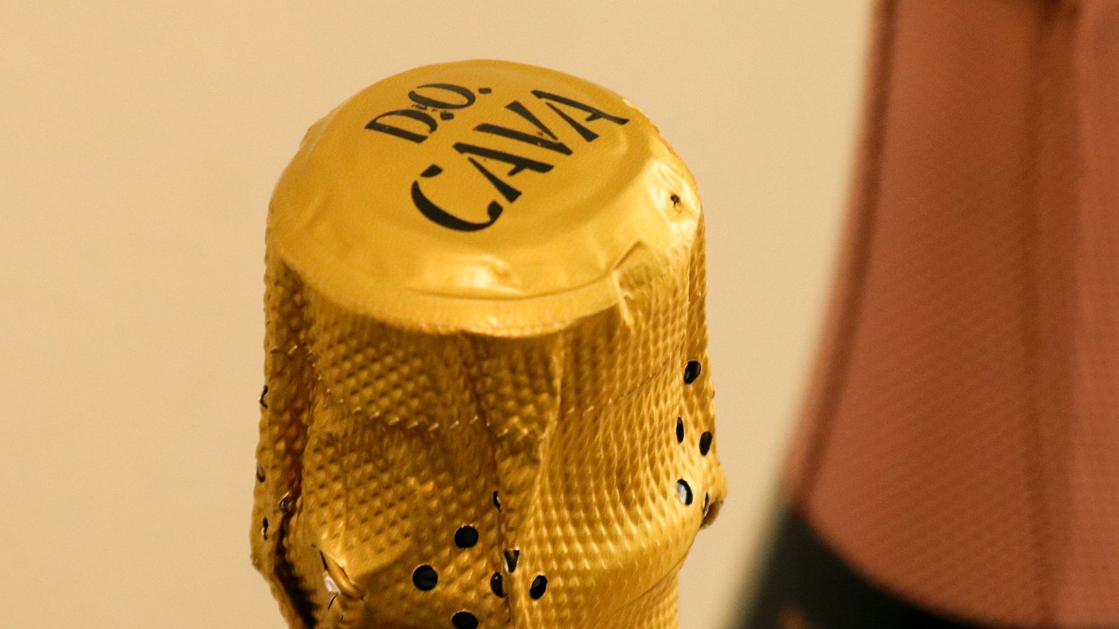 Detall de dues ampolles de la DO Cava