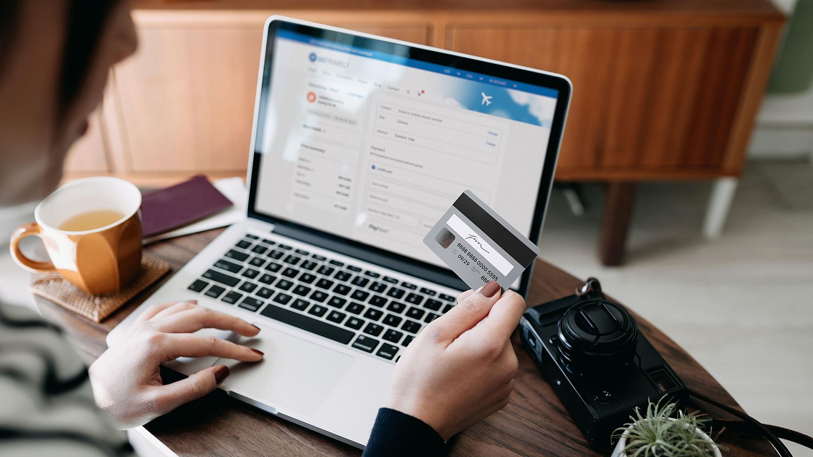 Una mujer con portátil comprando billetes de avión en la web de una aerolínea