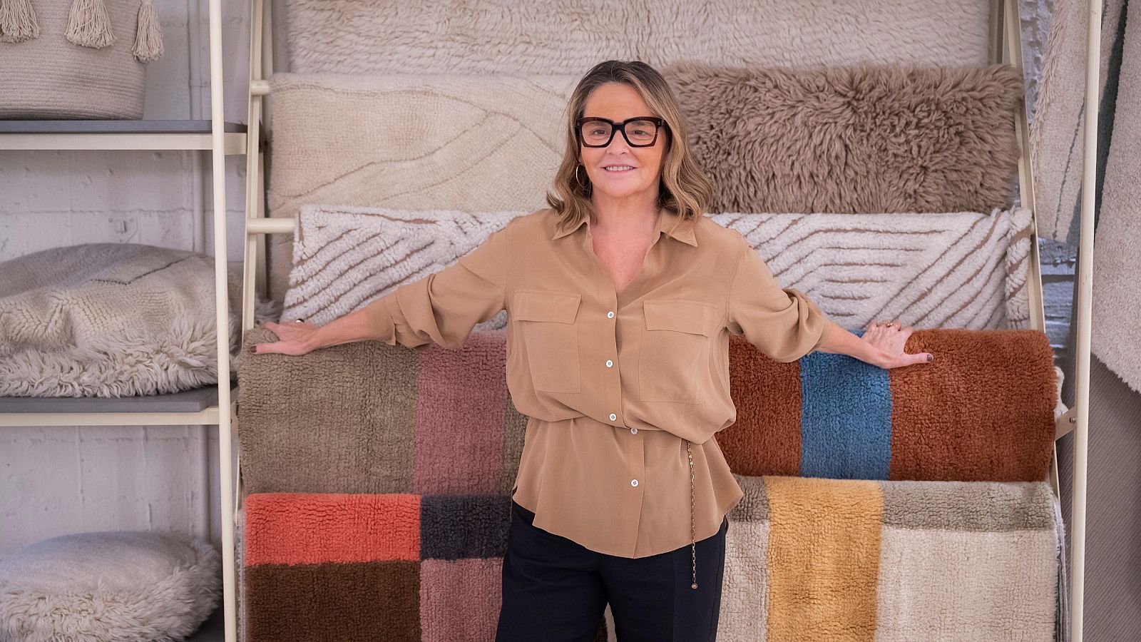 Lorena Canals recolzada en un aparador amb diverses catifes