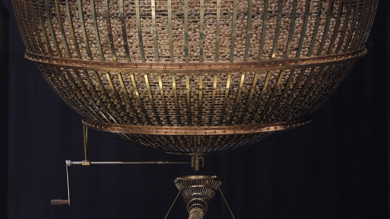 Vista del bombo durante un ensayo del Sorteo de Lotería de Navidad