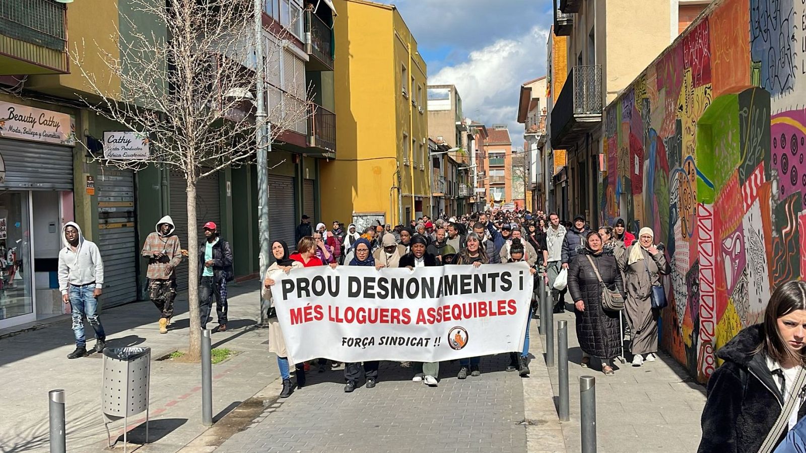 Unes 350 persones es manifesten aquest dissabte a Salt per l'habitatge