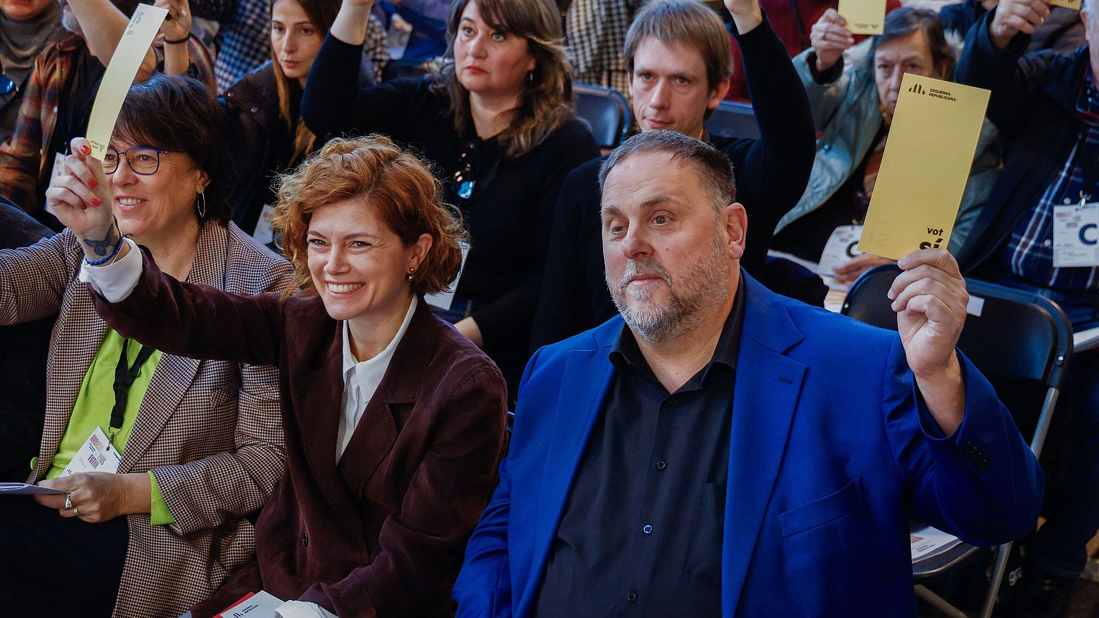 Elisenda Alamany i Oriol Junqueras voten a mà alçada a l'inici del 30è Congrés d'Esquerra Republiana de Catalunya