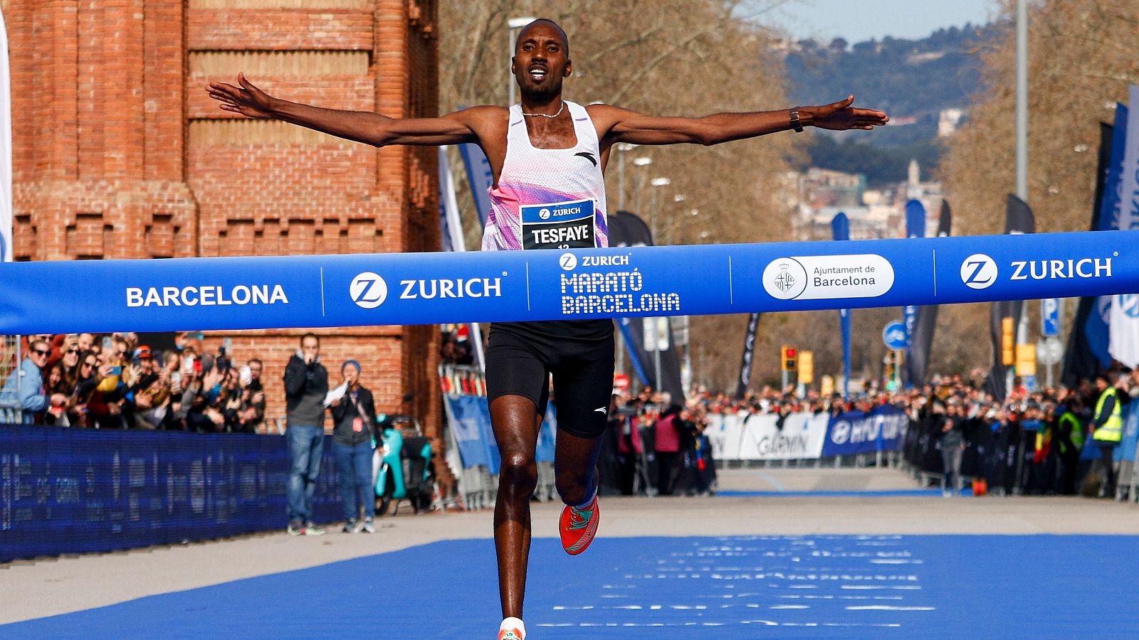 Tesfaye Deriba se proclama vencedor de la maratón de Barcelona y bate el récord masculino de la prueba