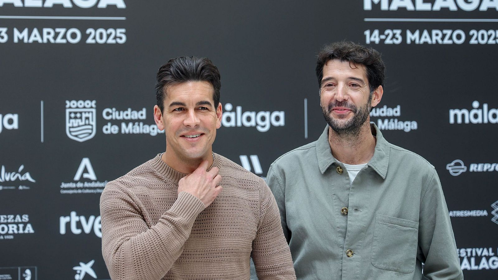 Mario Casas  y el director Gerard Oms en Málaga (EFE/Daniel Pérez)