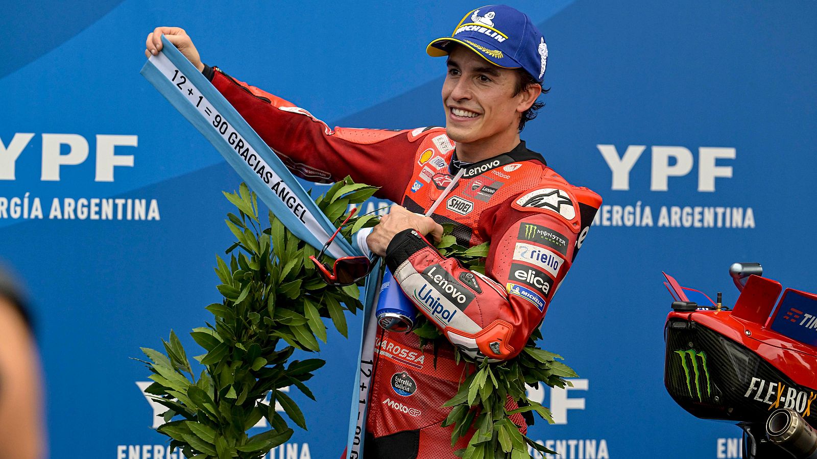 Marc Márquez con su particular homenaje a Ángel Nieto.