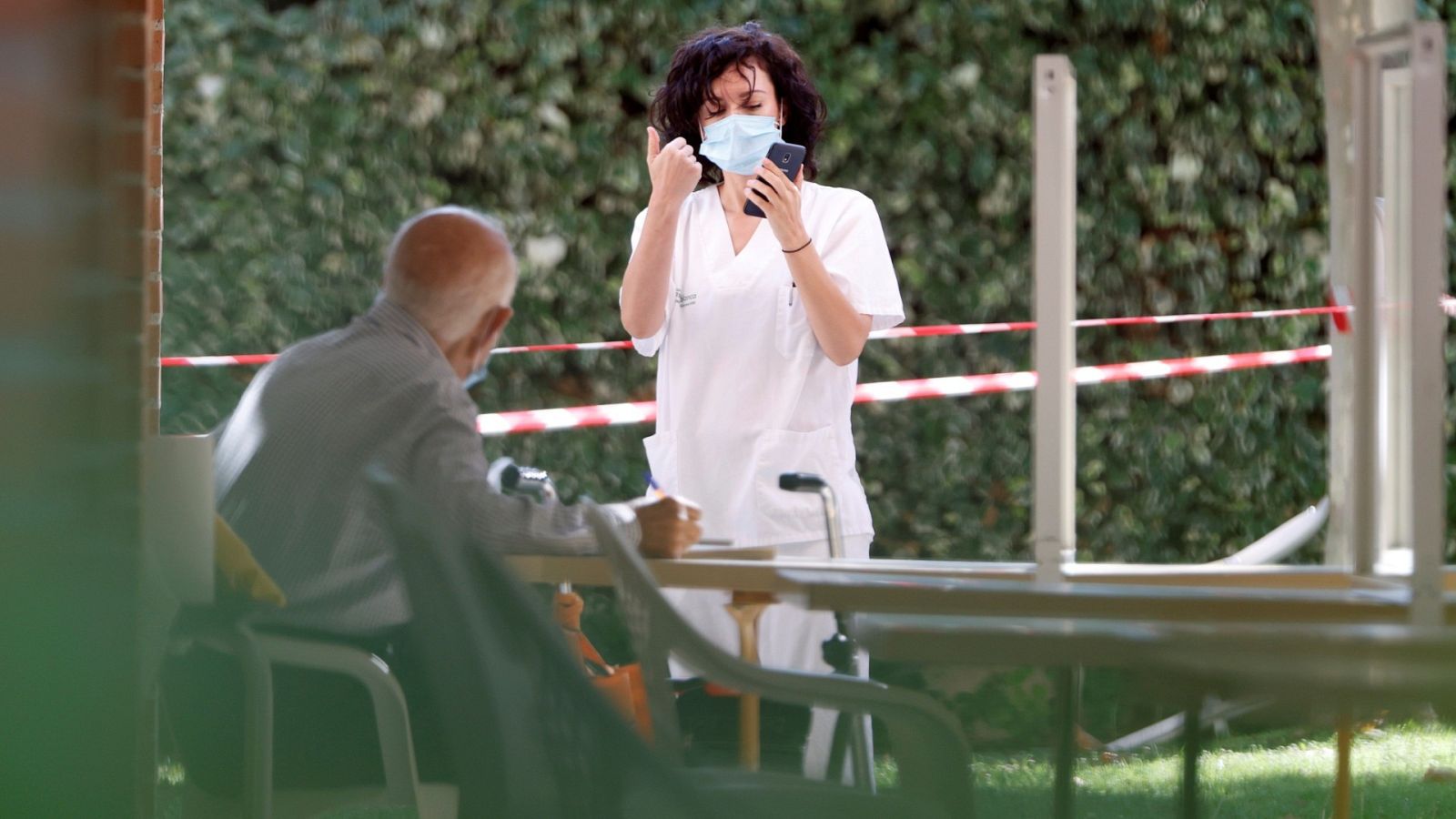 Una trabajadora del centro de mayores Casablanca de Valdemoro