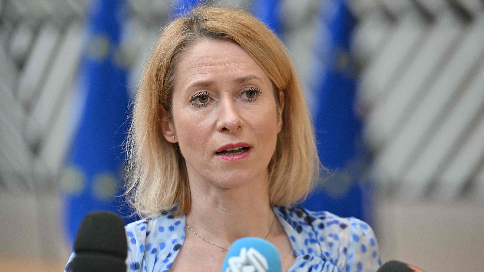 La Alta Representante de la UE, Kaja Kallas, se dirige a los medios de comunicación a su llegada a una reunión del Consejo de Asuntos Exteriores de la Unión Europea el 17 de marzo de 2025.