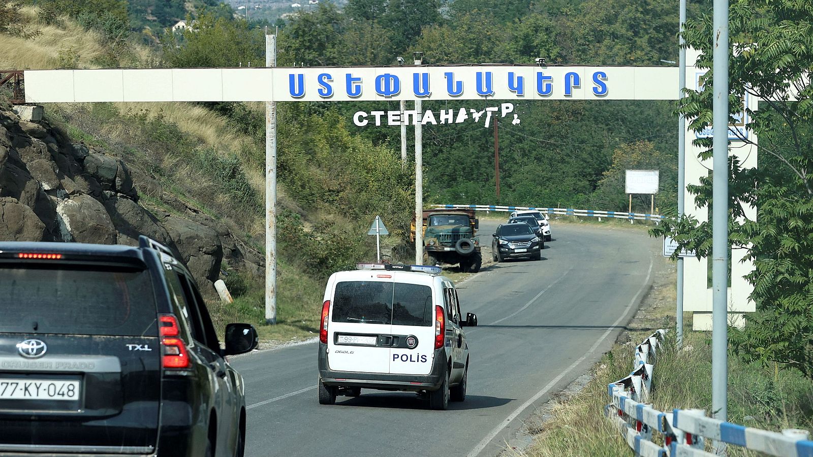Vista de la entrada a la ciudad de Stepanakert, conocida como Khankendi por Azerbaiyán, en la región de Nagorno-Karabaj