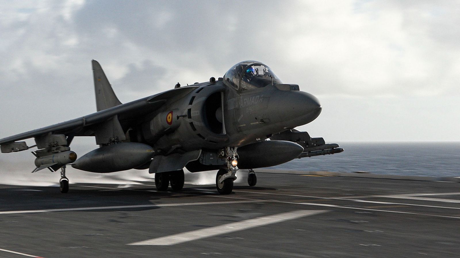 Un avión de combate sobre el portaaviones Juan Carlos I, en Rota (Cádiz)