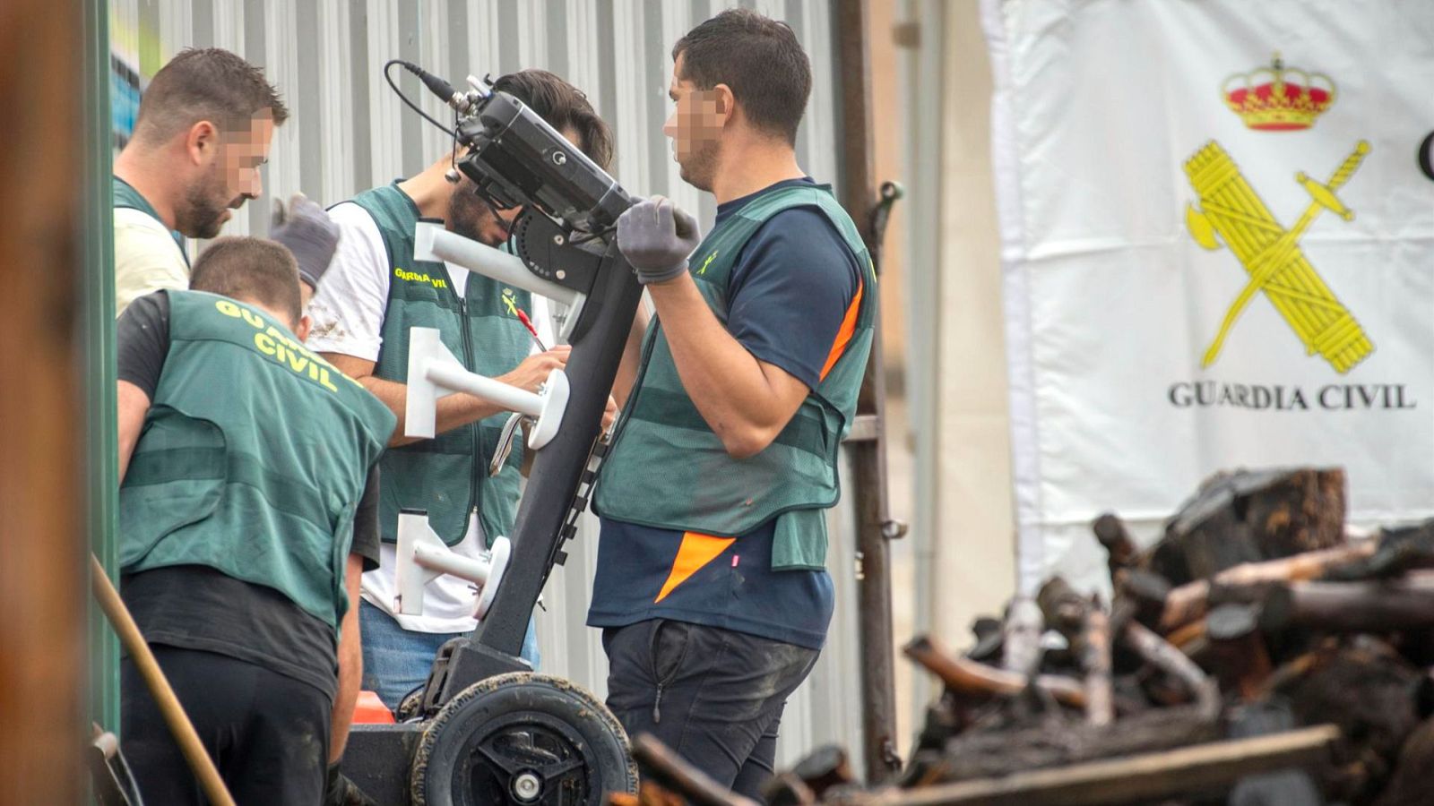 Agentes de la Guardia Civil transportan el georradar para continuar la búsqueda de un senegalés de 32 años desaparecido en enero de 2021 en Villacarrillo (Jaén) donde trabajaba en la recogida de la aceituna para un empresario de dicha localidad.