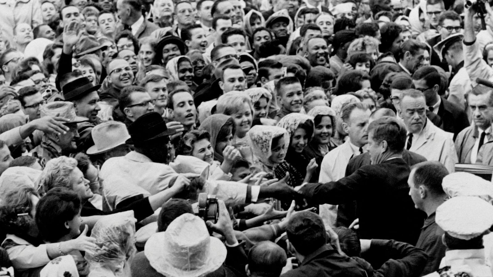 El expresidente estadounidense John F. Kennedy saluda a una multitud en un mitin político en Fort Worth, Texas, en 1963