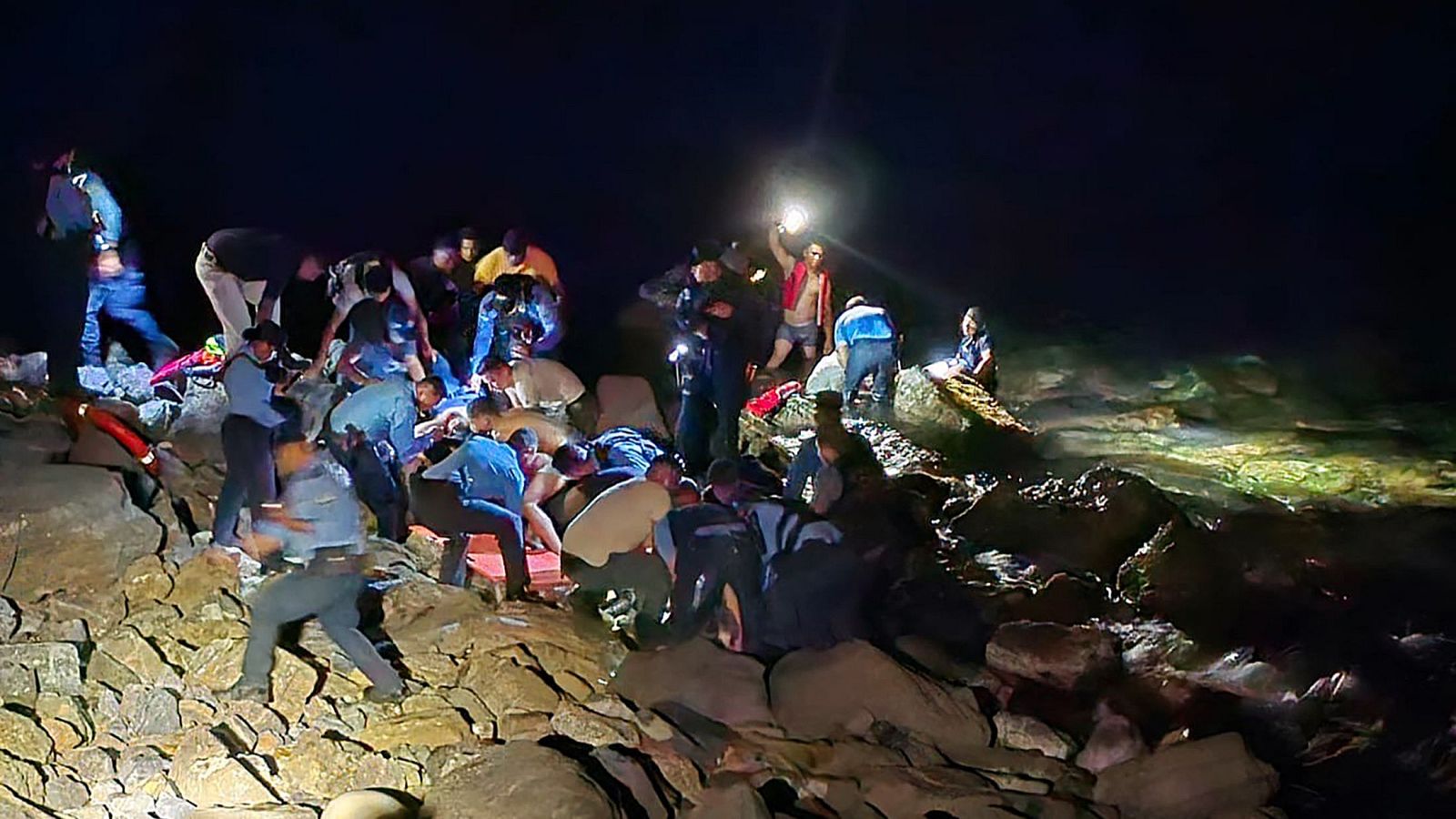 Equipos de rescate trabajando en el lugar de un accidente aéreo en Roatán, Honduras