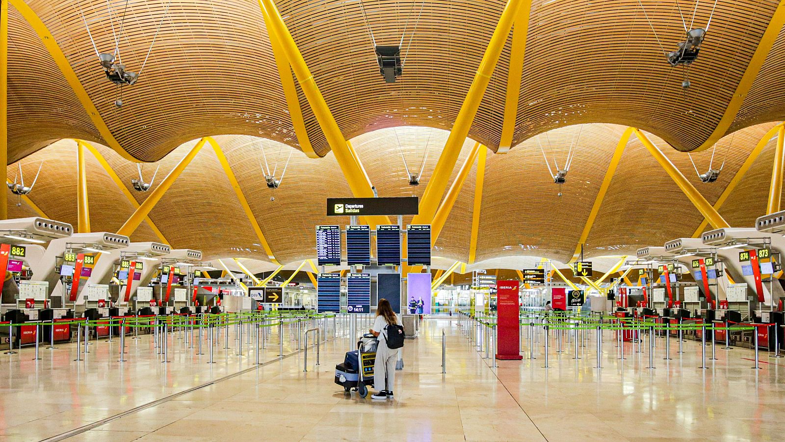 Una turista observa los paneles de la Terminal 4 del Aeropuerto Adolfo Suárez-Madrid Barajas