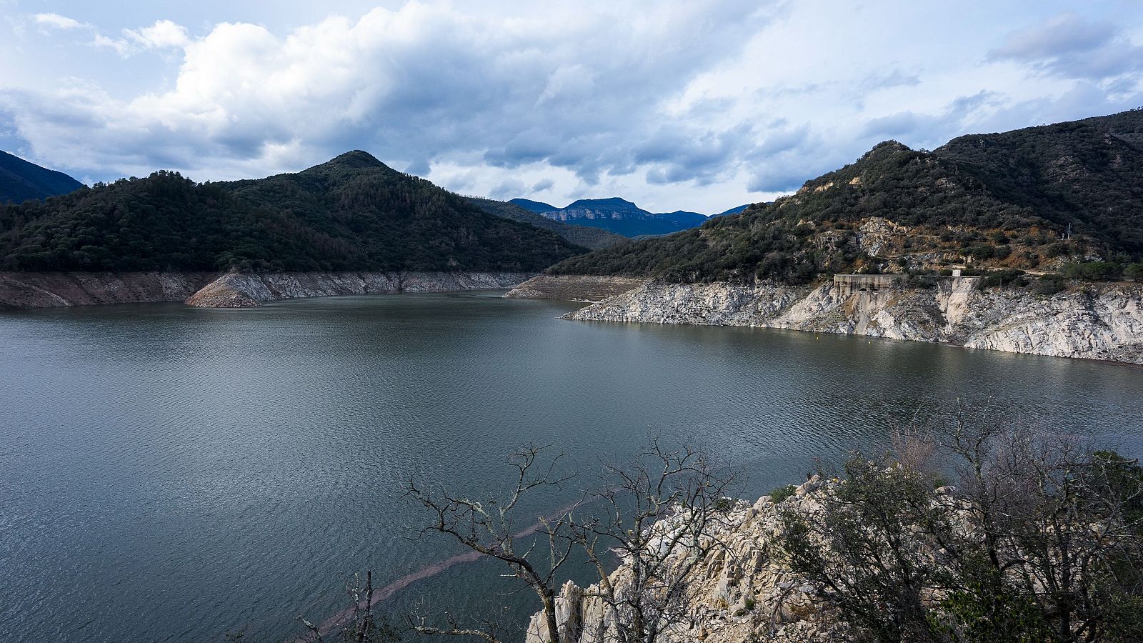 Aspecte del pantà de Susqueda el dimarts 11/03/2025 (EFE/David Borrat)