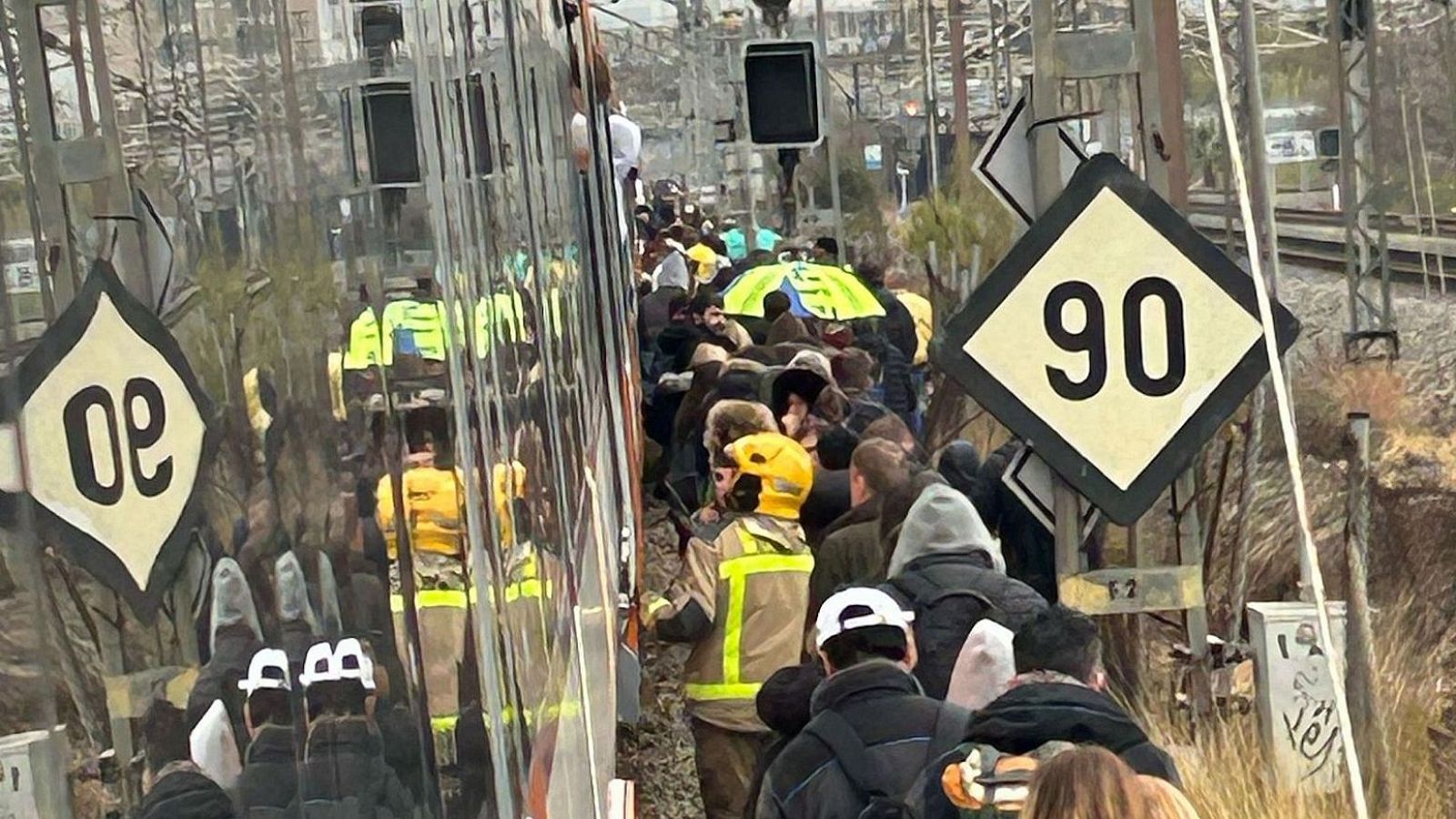Una avaria deixa tirat un tren amb 900 passatgers prop de l'estació de Bellvitge