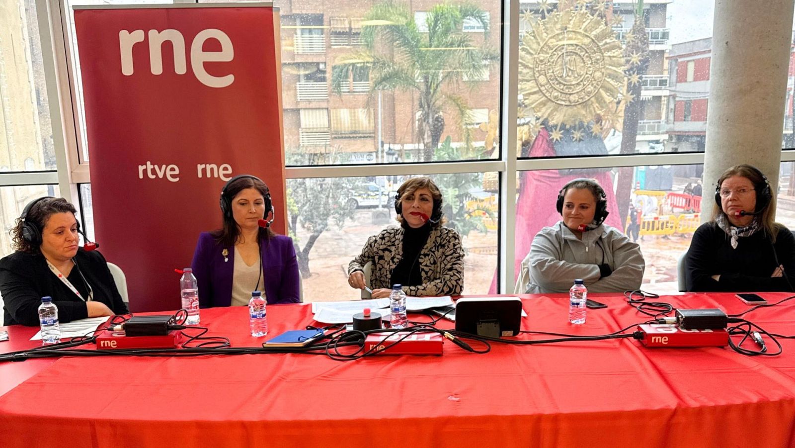 Mamen Asencio ha entrevistado a Maribel Albalat, alcaldesa de Paiporta (segunda por la izquierda).