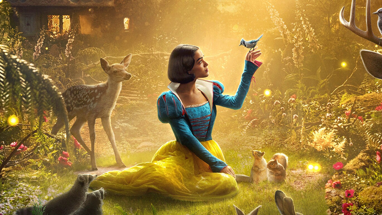Blancanieves, interpretada por Rachel Zegler, en un bosque con animales, viste un vestido amarillo y azul.  Un pájaro azul descansa en su mano.