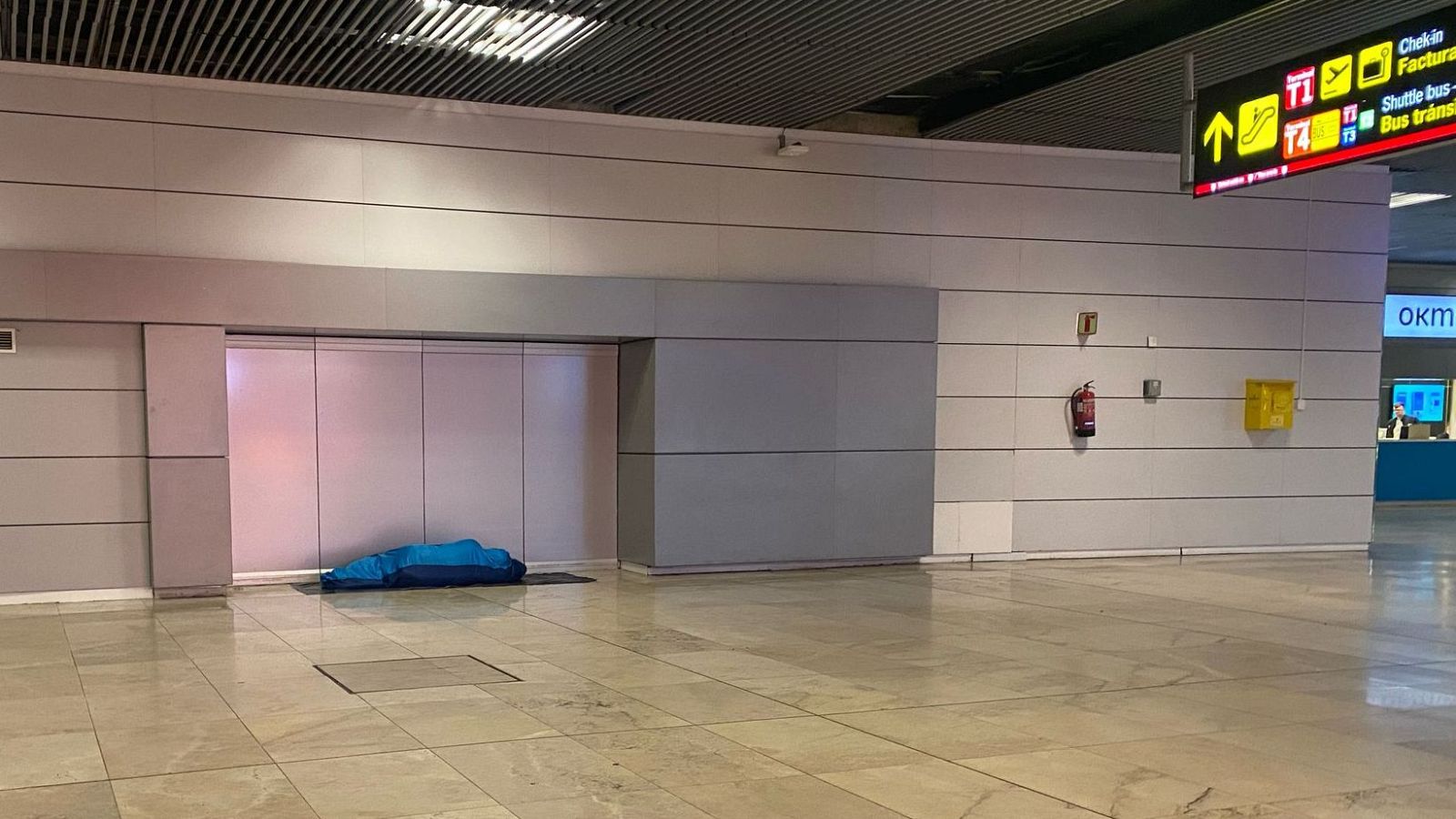 La Asociación Bokatas acompaña desde hace más de un lustro a las personas sin hogar en el aeropuerto de Madrid-Barajas.