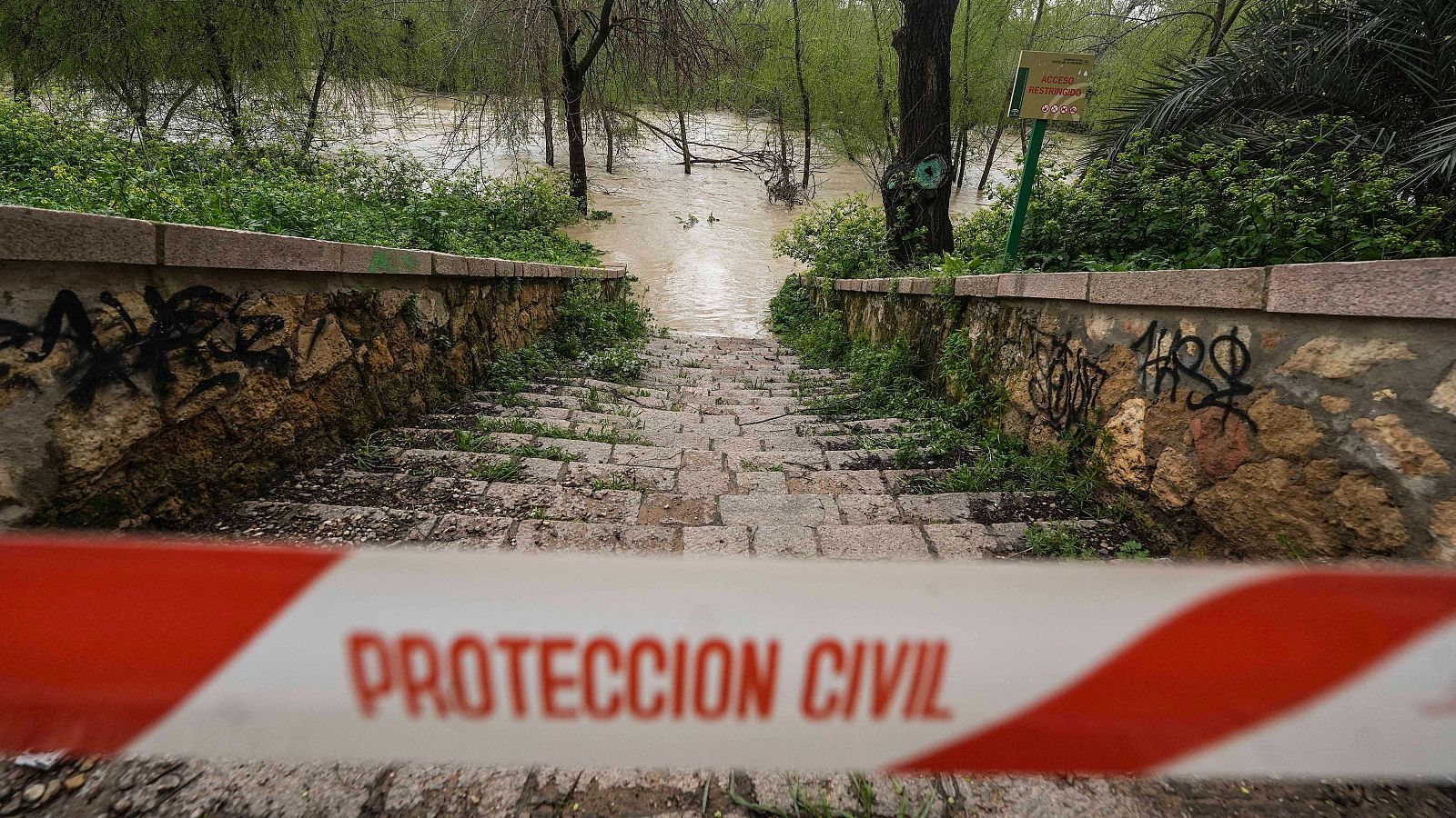 El Guadalquivir regresa en Córdoba al umbral de vigilancia al superar los dos metros